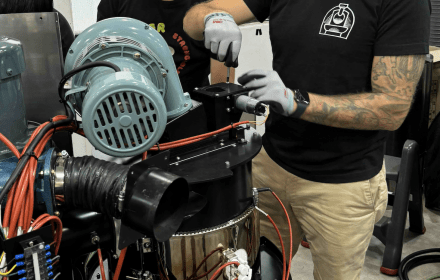 Szymon i Łukasz na szkoleniu technicznym w siedzibie Strongholda w Seulu